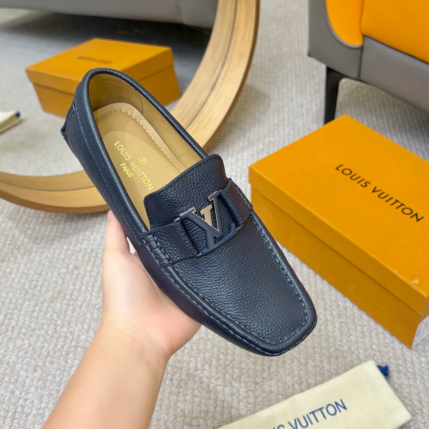 Men's men's shoes 💰420 (Yangli) LV 2⃣️0⃣️2⃣️5️⃣Spring and summer counter GLORIA series models ✈️Original factory special leather production, original last type. A classic driving slip-on casual shoe that shows an elegant style with exquisite craftsmanship details such as Monogram embossing all over the upper🌀Italian imported calfskin fabric Sheepskin foot pads➕Inside～Private mold replica sole Unique style Comfortable driving slip-on Size: 4-12 (38-46) Comes with [Counter packaging: original box, wrapping paper, card, instruction manual, shoehorn, cloth bag] No pressure to enter and leave the counter!